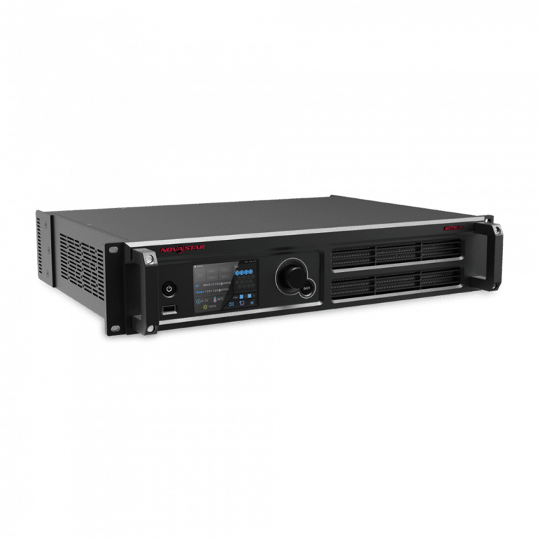 Ein schwarzes, im Rack montiertes elektronisches Gerät mit einem Bildschirm, Knöpfen und einem Einschaltknopf. Das Gerät hat seitliche Kühlöffnungen und trägt über dem Bildschirm die Aufschrift „Novastar“.