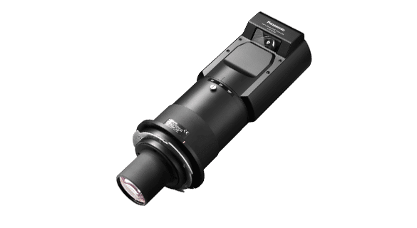 Ein schwarzes Teleobjektiv mit zylindrischem Gehäuse, das für professionelle oder hochwertige Aufnahmen konzipiert wurde. Das Objektiv verfügt über einen strukturierten Griff und mehrere Einstellringe. Es ist schräg auf einem einfachen weißen Hintergrund positioniert.