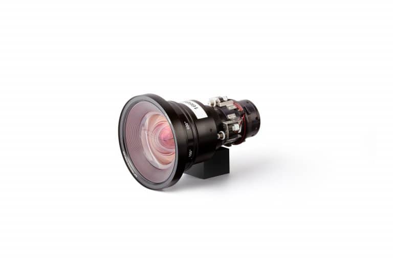 Eine schwarze Projektionslinse mit komplizierten Komponenten steht auf einem kleinen Ständer vor einem weißen Hintergrund. Die Linse ist breit und hat sichtbare rote und klare Glaselemente, die Licht reflektieren.