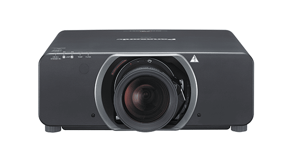 Vorderansicht eines schwarzen Panasonic-Projektors mit einer großen zentralen Linse. Das Gerät hat ein schlankes, rechteckiges Design mit Bedientasten an der Seite und dezentem Branding auf der Oberseite.