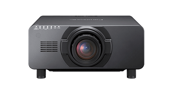 Ein schwarzer Projektor mit einer großen zentralen Linse, die nach vorne zeigt. Das Gehäuse ist rechteckig mit kleinen Lüftungsschlitzen auf der linken Seite und Steuertasten in der oberen linken Ecke. Es befindet sich auf einem schlichten weißen Hintergrund.