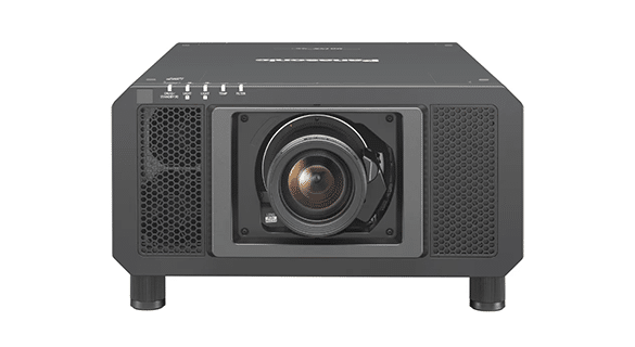 Ein schwarzer Panasonic-Projektor mit einer zentralen Linse und Lüftungsgittern auf beiden Seiten. Die Vorderseite enthält mehrere Bedientasten und ein Markenzeichen. Der Projektor ist kompakt und für den professionellen Einsatz konzipiert.