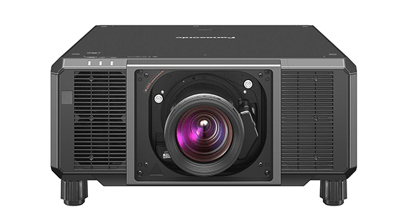 Vorderansicht eines schwarzen, rechteckigen Projektors mit einer großen Linse in der Mitte. Die Linse strahlt violett. Er verfügt auf beiden Seiten über zwei Lüftungsgitter und an den Ecken über kleine verstellbare Füße.