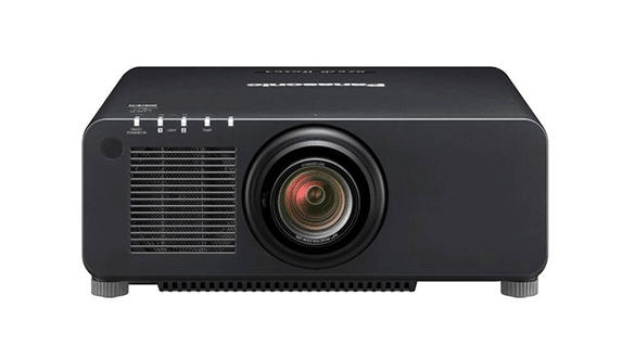 Ein schwarzer Panasonic-Projektor mit einer markanten Linse in der Mitte. Der Projektor hat auf der linken Seite belüftete Bedienfelder, verschiedene Eingabetasten und oben einen Text mit Angaben zu Marke und Modell. Er steht auf einem schlichten weißen Hintergrund.