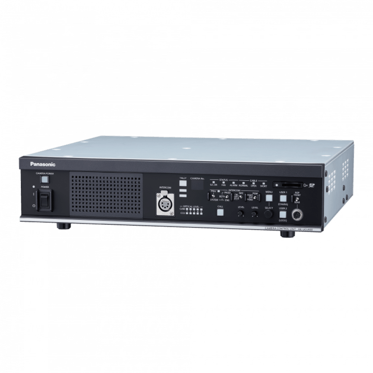 Ein schwarz-silbernes elektronisches Gerät von Panasonic mit verschiedenen Knöpfen, Tasten und Anschlüssen auf der Vorderseite. Es liegt auf einer weißen Oberfläche mit einem schlichten Hintergrund.