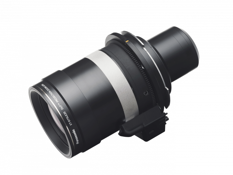 Ein schwarzes Panasonic-Objektiv mit zylindrischer Form, breiter Frontöffnung und Metallband. Es verfügt über Textmarkierungen und Einstellringe und ist für den professionellen Einsatz bei Videos oder Fotografien konzipiert. Das Objektiv ist leicht zur Seite geneigt.