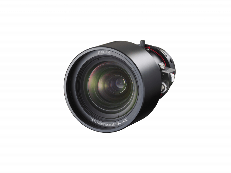 Eine Nahaufnahme eines Kameraobjektivs mit komplizierten Details und Markierungen am Rand, mit einem schwarzen Außengehäuse und sichtbaren Glaselementen im Inneren. Das Objektiv ist leicht nach oben gerichtet.