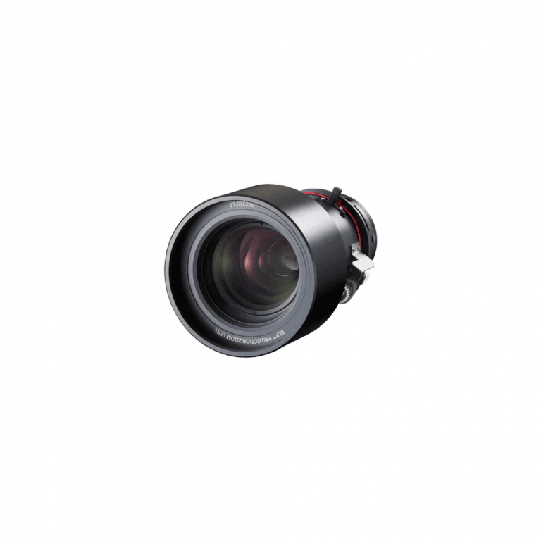 Kameraobjektiv mit schwarzem Gehäuse und sichtbaren Glaselementen, schräg dargestellt. Das Objektiv ist isoliert auf einem weißen Hintergrund, wodurch seine zylindrische Form und sein kompliziertes Design hervorgehoben werden.