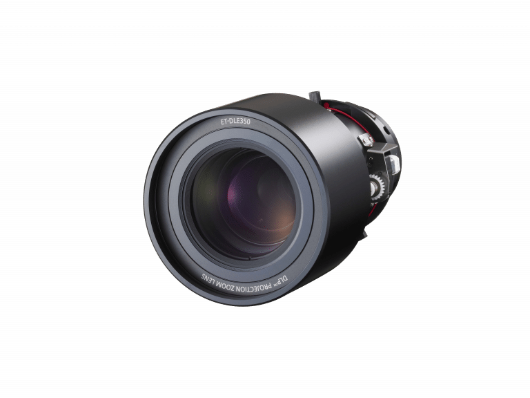 Ein schwarzes Kameraobjektiv mit sichtbaren Glaselementen und Metallteilen und großer Blendenöffnung. Das Objektiv weist Markierungen und kleine mechanische Details auf. Es ist isoliert auf einem weißen Hintergrund.