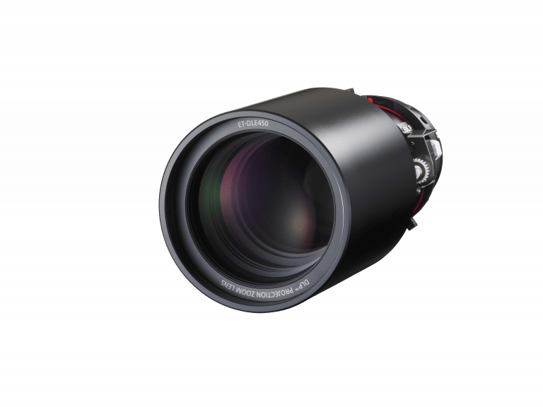Nahaufnahme eines großen, zylindrischen Kameraobjektivs mit sichtbaren Innenkomponenten und Glasreflexionen. Auf der Vorderseite des Objektivs sind „ET-DLE450“ und „DP/R Projection Zoom Lens“ zu sehen. Das Objektiv ist vor einem schlichten schwarzen Hintergrund angebracht.