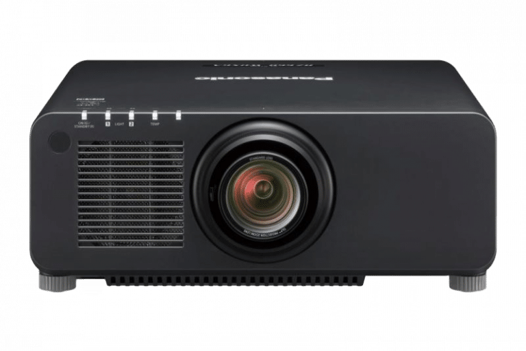 Vorderansicht eines schwarzen Panasonic-Projektors mit Objektiv in der Mitte und Lüftungsschlitzen auf der linken Seite. Oben links am Gerät sind mehrere Bedienknöpfe sichtbar.