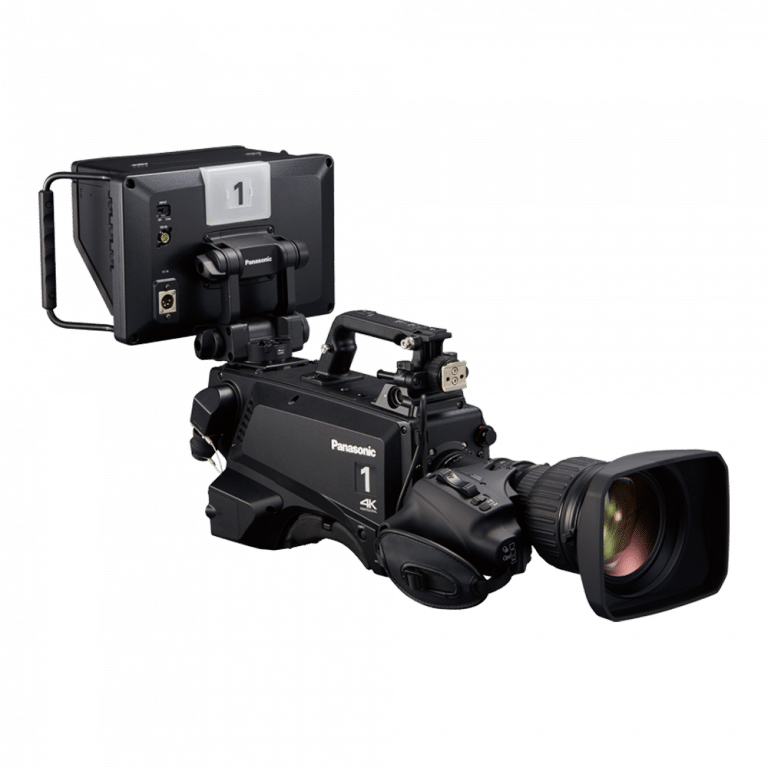 Eine professionelle Panasonic 4K-Videokamera mit großem Objektiv und dazugehörigem Sucher. Die Kamera ist schwarz, hat mehrere Bedientasten und ist mit der Nummer „1“ auf dem Sucher versehen.