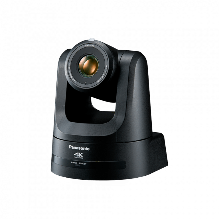 Eine schwarze Panasonic 4K-Kamera mit schlankem, modernem Design. Sie verfügt über ein markantes Objektiv und steht auf einem stabilen Sockel. Das Markenzeichen ist auf der Vorderseite sichtbar.