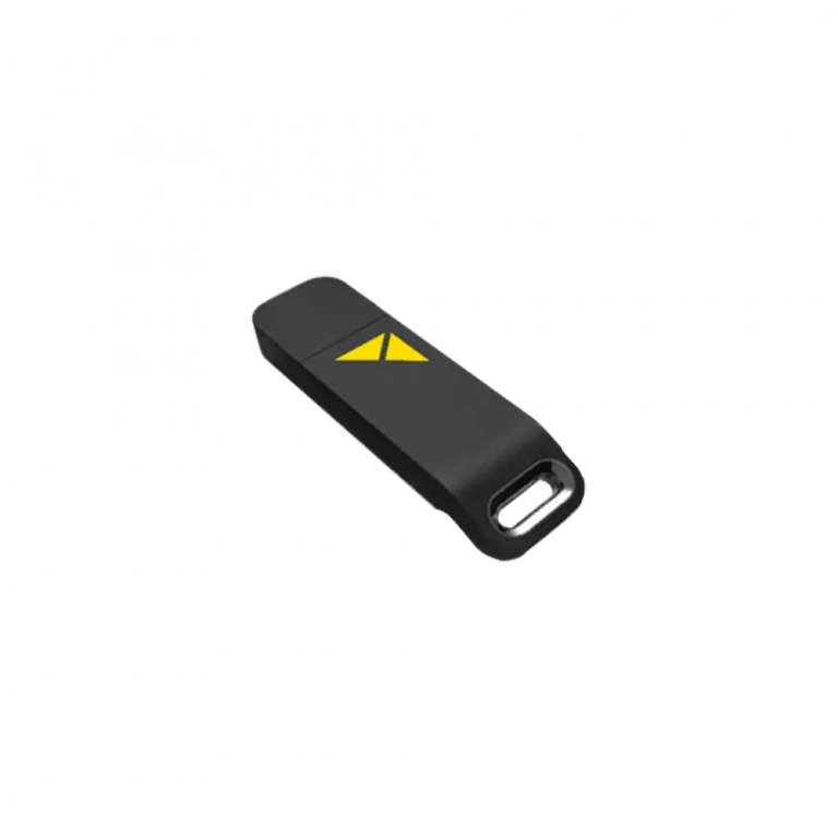 Ein schwarzer USB-Speicherstick mit einem gelben Dreieck auf der Oberseite.