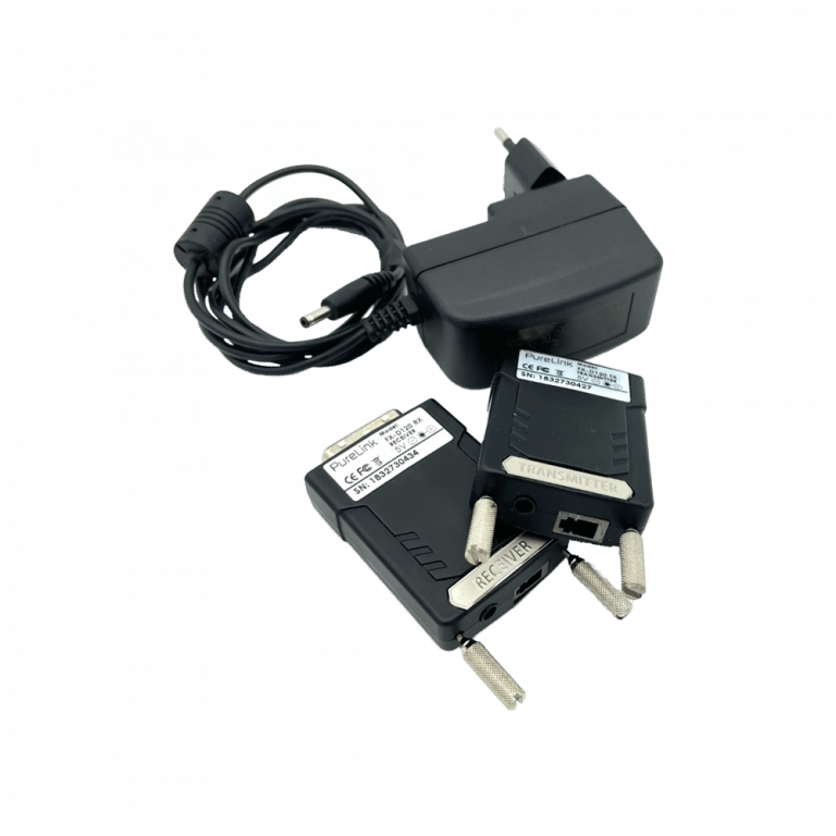 Ein schwarzes Steckernetzteil und zwei kleine schwarze Geräte mit der Aufschrift „TRANSMITTER“ und „RECEIVER“ mit silbernen Zinken und Etiketten sind zusammen angeordnet. Am Adapter ist ein aufgerolltes schwarzes Kabel befestigt.