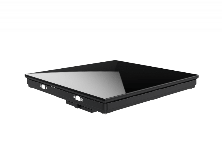 Ein schlankes, schwarzes, rechteckiges elektronisches Gerät mit reflektierendem Bildschirm, aus einem Winkel betrachtet. Die Kanten sind glatt und an der Seite befinden sich kleine Symbole oder Schaltflächen auf einem schlichten weißen Hintergrund.