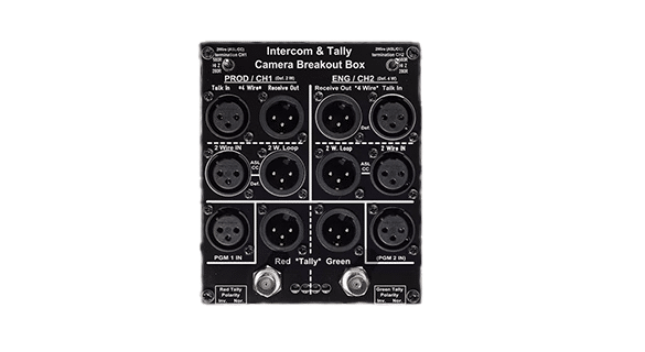 Nahaufnahme einer Intercom- und Tally-Kamera-Breakout-Box mit mehreren XLR-Ein- und -Ausgangsanschlüssen mit den Beschriftungen: PROD/CH1, ENG/CH2, Talk und Tally. Die Beschriftungen geben Einzelheiten zu Funktionen wie Mic, Boost Out, Receive Out und Loop an.