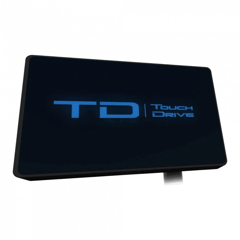Ein schwarzes Touchscreen-Gerät mit dem blauen Logo „TD Touch Drive“ auf dem Bildschirm. Das Gerät hat ein schlankes, modernes Design und wird leicht schräg gezeigt, was sein schlankes Profil betont.