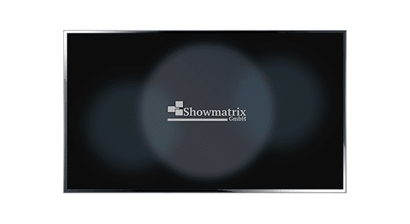 Ein rechteckiger schwarzer Bildschirm mit dem Logo „Showmatrix GmbH“ in der Mitte und einem grau-weißen Farbschema. Der Hintergrund ist dunkel mit subtilen kreisförmigen Farbverläufen um das Logo herum.