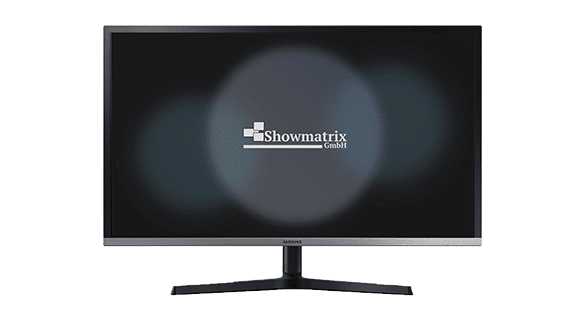 Ein schwarzer Computermonitor mit silbernem Standfuß zeigt in der Mitte ein Firmenlogo. Der Bildschirm zeigt einen unscharfen Hintergrund mit dem Text „Showmatrix GmbH“ und „Samsung“ auf der unteren Blende.