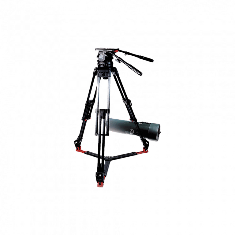 Ein professionelles schwarz-rotes Kamerastativ mit einem angebrachten Teleskopobjektiv steht vor einem schlichten weißen Hintergrund. Das Stativ hat ausziehbare Beine und zwei Griffe zum Einstellen.