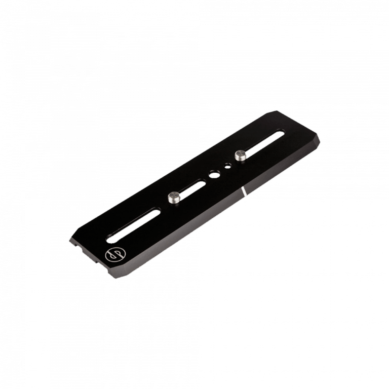 Eine schwarze Kameramontageplatte mit zwei Schlitzen und zwei Befestigungsschrauben auf transparentem Hintergrund. An einem Ende befindet sich ein Logo und in der Mitte eine weiße Linie zur Ausrichtung.