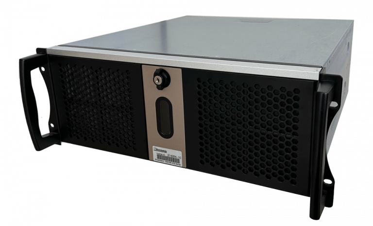 Ein silber-schwarzes Computerservergehäuse mit einem Gittermuster auf der Vorderseite. Es hat zwei schwarze Griffe an den Seiten und einen zentralen Verriegelungsmechanismus.