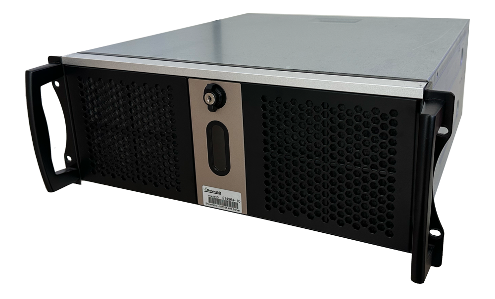 Ein schwarz-silbernes Server-Rack-Gehäuse mit Belüftungslöchern an der Vorderseite. Es verfügt über einen Schlüsselverriegelungsmechanismus in der Mitte und zwei Griffe auf beiden Seiten zum einfachen Anheben oder Einschieben in Racks. Das Gehäuse hat eine metallische Oberfläche.