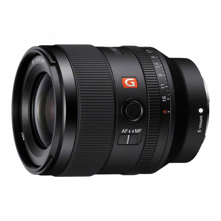 Ein schwarzes Sony-Kameraobjektiv mit breitem Gehäuse und rotem „G“-Logo. Das Objektiv hat einen silbernen Ring, einen Fokusmodusschalter und eine Blendenskala mit Markierungen von f/1.4 bis f/16. Der Anschluss ist an der Seite mit „E-Mount“ gekennzeichnet.