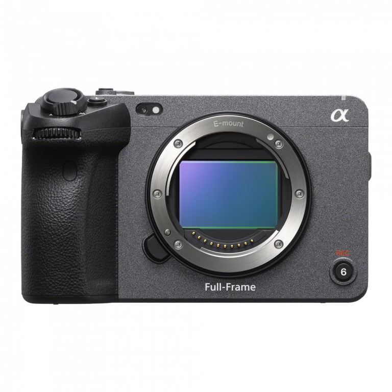 Eine schwarze spiegellose Vollformatkamera mit E-Mount, strukturiertem Griff und verschiedenen Bedienelementen. In der Mitte befindet sich ein sichtbarer Sensor und auf der Vorderseite befinden sich „Vollformat“ und eine rote „REC“-Taste mit der Aufschrift „6“.