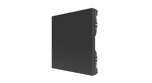 Ein schwarzes, rechteckiges LED-Display, das aus einer leicht abgewinkelten Seitenansicht auf weißem Hintergrund gezeigt wird. Das Panel zeichnet sich durch ein schlankes Design mit dezenten, strukturierten Kanten und sichtbaren Montagehalterungen an der Seite aus.