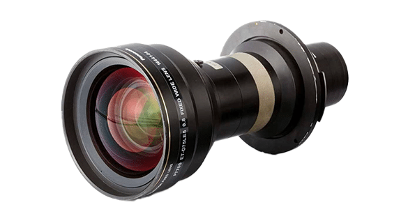 Nahaufnahme einer schwarzen Projektorlinse mit rot getöntem Glas. Die Linse ist zylindrisch und hat mehrere Ringe und Markierungen, darunter „NIKO WIDE“ und „D:33mm“. Der Hintergrund ist weiß und hebt die Linsendetails hervor.